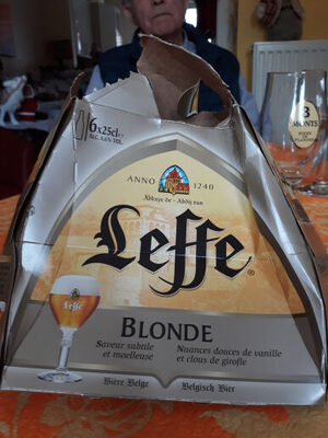 ស្រាបៀរ LEFFE BLONDE 25cl (6 ដប/កញ្ចប់)
